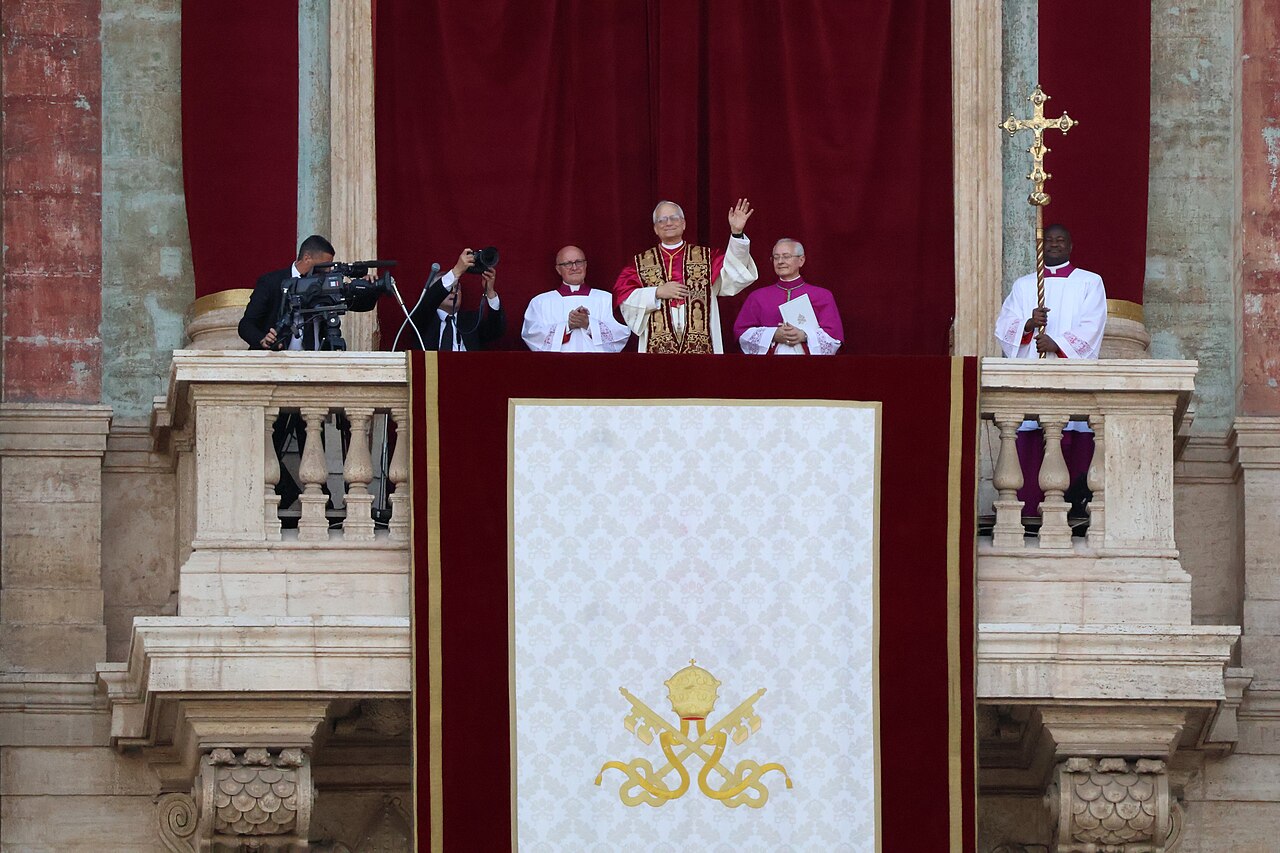 Papa León XIV en la logia El papa León XIV saluda desde la logia de la basílica de San Pedro
